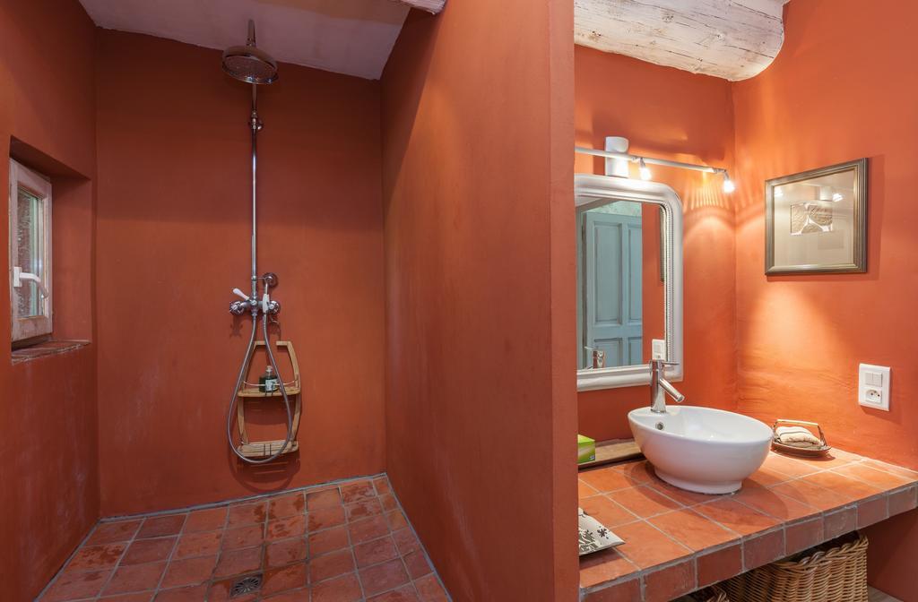 La Louviere Des Bruyeres Bed & Breakfast Robion en Luberon Ruang foto